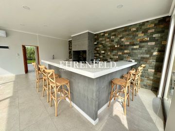 Las Añañucas, Limache. Moderna y amplia casa en condominio.
