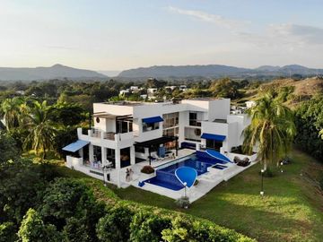 Venta de Espectacular Casa Quinta en El Imperio, Carmen de Apicalá