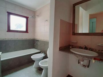 VENTA CASA 3 DORM PARQUE Y PILETA EN 446 y 21D - CITY BELL