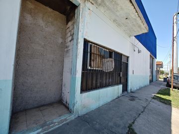 Galpón y 3 locales en  venta en Gonzalez Catan