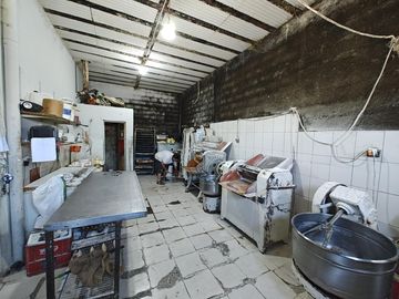 Galpón y 3 locales en  venta en Gonzalez Catan