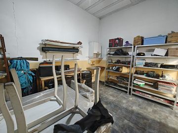 Galpón y 3 locales en  venta en Gonzalez Catan