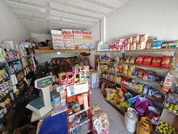 Galpón y 3 locales en  venta en Gonzalez Catan