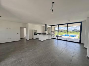 VENTA CASA SAN SEBASTIAN AREA 2 - 5 AMBIENTES