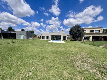 VENTA CASA SAN SEBASTIAN AREA 2 - 5 AMBIENTES