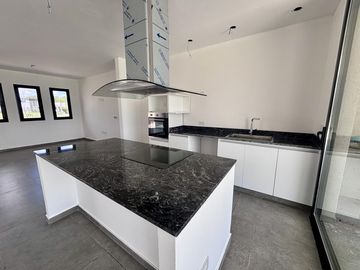 VENTA CASA SAN SEBASTIAN AREA 2 - 5 AMBIENTES