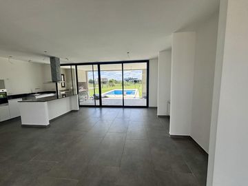 VENTA CASA SAN SEBASTIAN AREA 2 - 5 AMBIENTES
