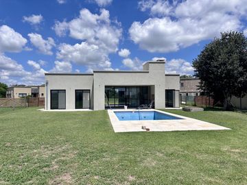 VENTA CASA SAN SEBASTIAN AREA 2 - 5 AMBIENTES