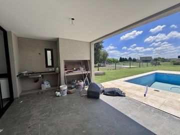 VENTA CASA SAN SEBASTIAN AREA 2 - 5 AMBIENTES
