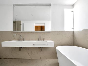 Impresionante piso a estrenar frente a plaza Vicente López. Financiación directa