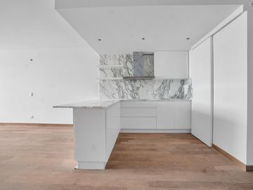 Impresionante piso a estrenar frente a plaza Vicente López. Financiación directa