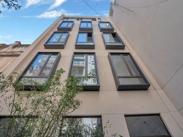 Impresionante piso a estrenar frente a plaza Vicente López. Financiación directa