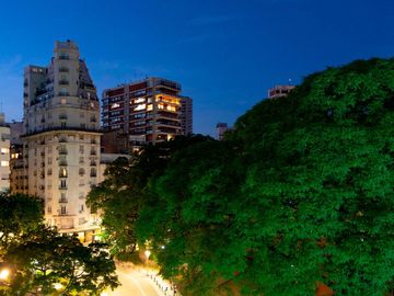 Impresionante piso a estrenar frente a plaza Vicente López. Financiación directa