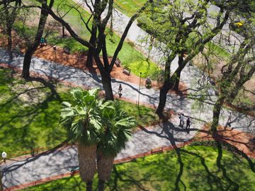 Impresionante piso a estrenar frente a plaza Vicente López. Financiación directa