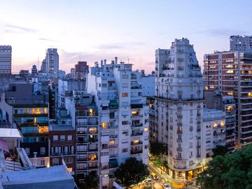 Impresionante piso a estrenar frente a plaza Vicente López. Financiación directa