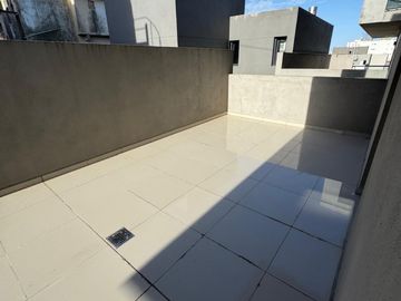 ALQUILER 24 MESES DEPARTAMENTO 2 AMBIENTES CON BALCON - COCHERA - TERRAZA PROPIA