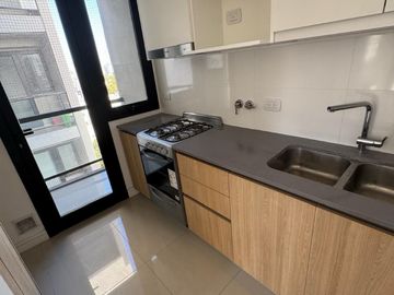 ALQUILER 24 MESES DEPARTAMENTO 2 AMBIENTES CON BALCON - COCHERA - TERRAZA PROPIA