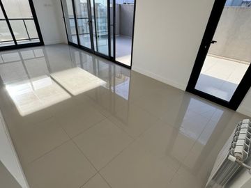 ALQUILER 24 MESES DEPARTAMENTO 2 AMBIENTES CON BALCON - COCHERA - TERRAZA PROPIA
