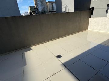ALQUILER 24 MESES DEPARTAMENTO 2 AMBIENTES CON BALCON - COCHERA - TERRAZA PROPIA