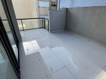 ALQUILER 24 MESES DEPARTAMENTO 2 AMBIENTES CON BALCON - COCHERA - TERRAZA PROPIA