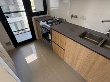 ALQUILER 24 MESES DEPARTAMENTO 2 AMBIENTES CON BALCON - COCHERA - TERRAZA PROPIA