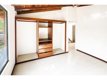 VENTA DE CASA DE 2 PISOS, EN EL CASTILLO, JAMUND