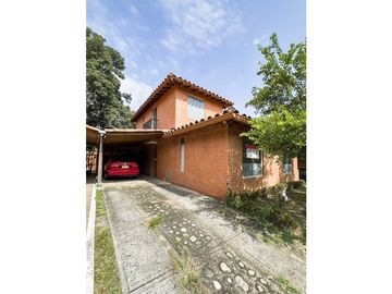 VENTA DE CASA DE 2 PISOS, EN EL CASTILLO, JAMUND