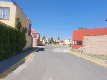 Excelente casa en fraccionamiento cerrado en Tecámac a 5 min del aeropuerto.