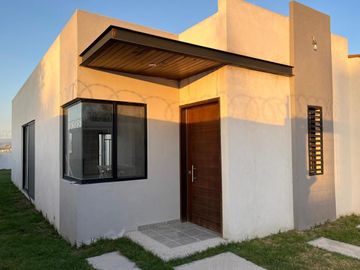 PRECIOSA CASA POR ESTRENAR EN LA TORTUGA, TEQUISQUIAPAN, QUERÉTARO. SUP. 285 m2