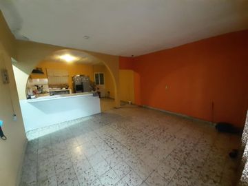 CASA VENTA CON LOCALES COMERCIALES LAS PUENTES SAN NICOLAS
