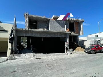 Casa en VENTA de 1,081 M2- Fraccionamiento SIERRA ALTA en CARRETERA NACIONAL en MONTERREY, 4 Niveles