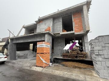 Casa en VENTA de 1,081 M2- Fraccionamiento SIERRA ALTA en CARRETERA NACIONAL en MONTERREY, 4 Niveles