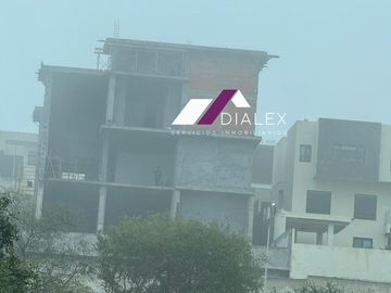 Casa en VENTA de 1,081 M2- Fraccionamiento SIERRA ALTA en CARRETERA NACIONAL en MONTERREY, 4 Niveles