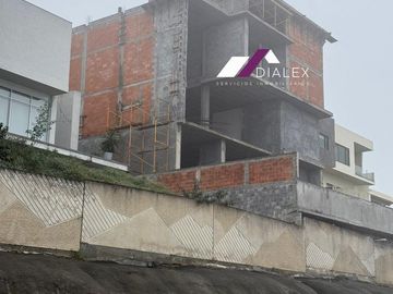 Casa en VENTA de 1,081 M2- Fraccionamiento SIERRA ALTA en CARRETERA NACIONAL en MONTERREY, 4 Niveles