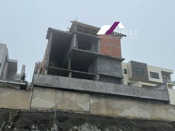 Casa en VENTA de 1,081 M2- Fraccionamiento SIERRA ALTA en CARRETERA NACIONAL en MONTERREY, 4 Niveles
