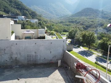 Casa en VENTA de 1,081 M2- Fraccionamiento SIERRA ALTA en CARRETERA NACIONAL en MONTERREY, 4 Niveles