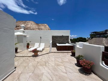 Penthouse de 1 recámara con rooftop privado y jacuzzi en venta Playa del Carmen