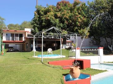 CASA CON CANCHA DE TENIS EN VENTA TEQUES