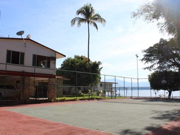 CASA CON CANCHA DE TENIS EN VENTA TEQUES