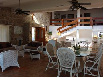 CASA CON CANCHA DE TENIS EN VENTA TEQUES