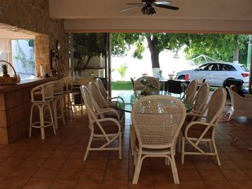 CASA CON CANCHA DE TENIS EN VENTA TEQUES