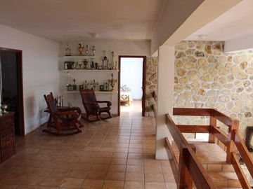 CASA CON CANCHA DE TENIS EN VENTA TEQUES
