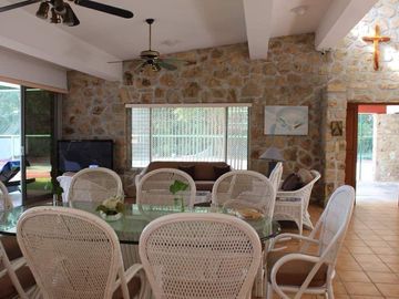 CASA CON CANCHA DE TENIS EN VENTA TEQUES