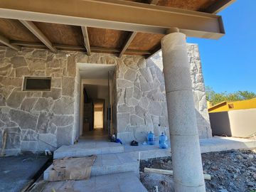 Casa en  Venta en Club de Golf Altozano colinda con Campo de Golf