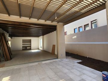 Casa en  Venta en Club de Golf Altozano colinda con Campo de Golf