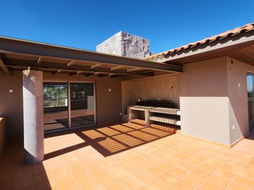 Casa en  Venta en Club de Golf Altozano colinda con Campo de Golf