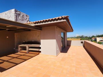 Casa en  Venta en Club de Golf Altozano colinda con Campo de Golf