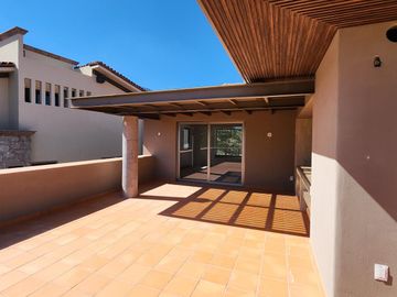Casa en  Venta en Club de Golf Altozano colinda con Campo de Golf
