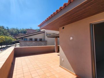 Casa en  Venta en Club de Golf Altozano colinda con Campo de Golf