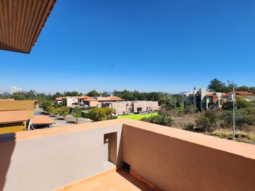 Casa en  Venta en Club de Golf Altozano colinda con Campo de Golf